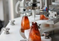 Бутылки шампуня 4 голов покрывать и машина для прикрепления этикеток пластиковой заполняя