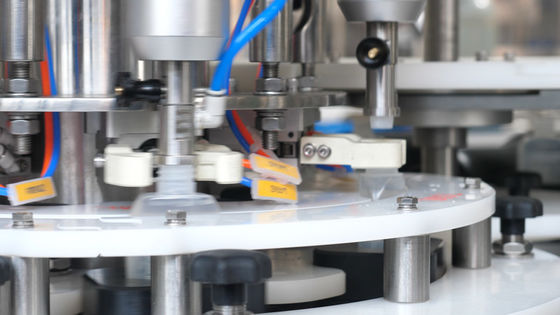 Косметическая заполняя покрывая производственная линия для завалки сливк воды